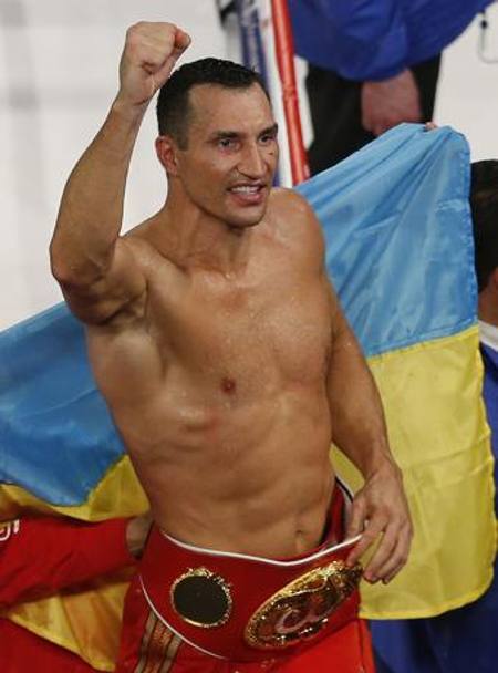 Il pugno alzato della vittoria: Wladimir Klitschko, con la bandiera ucraina alle sue spalle, ha appena sconfitto Bryant Jennings sul ring del Madison Square Garden di New York (AP)